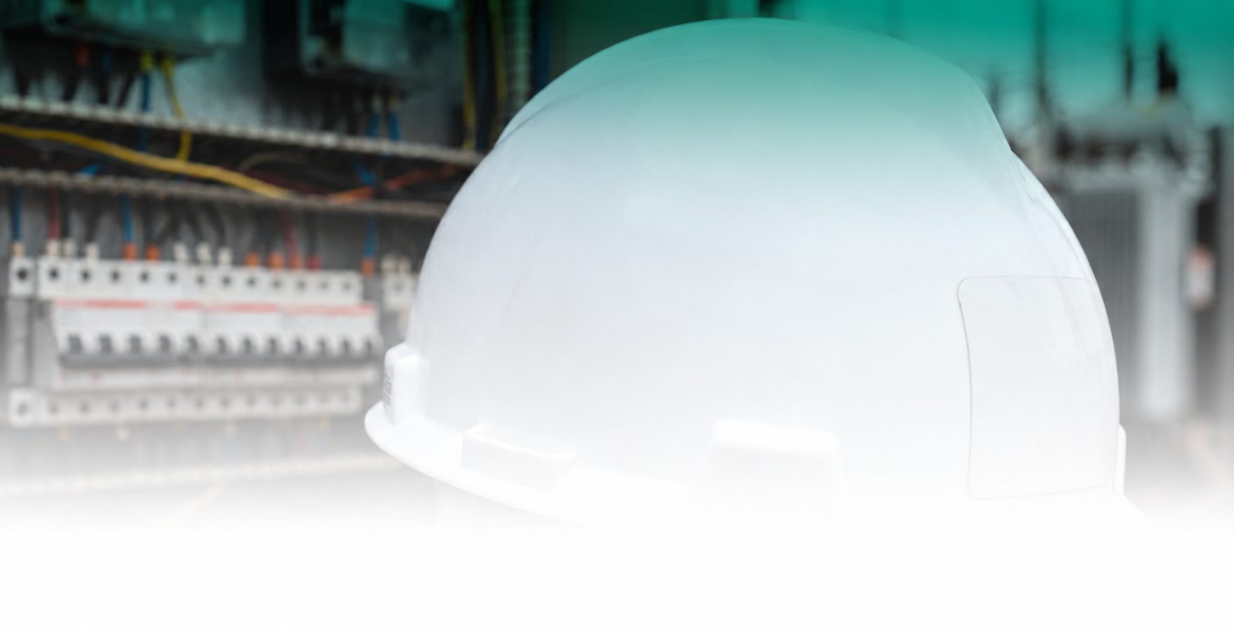 Capacete de segurança junto de equipamento eléctrico